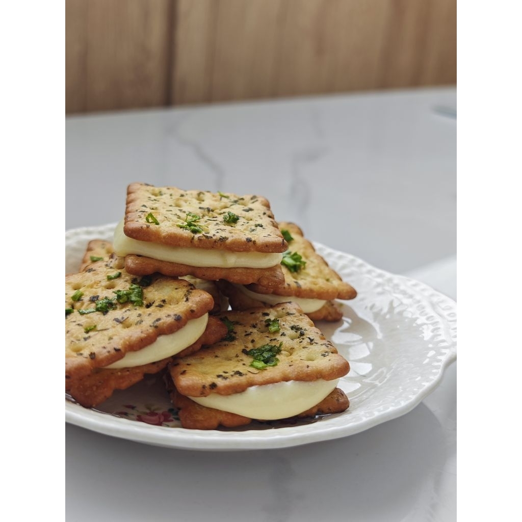 แครกเกอร์ต้นหอม  Nougat onion cracker ✨✨( มี 10 ชิ้น) ✨✨