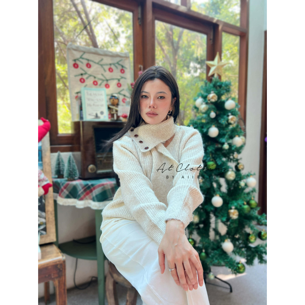 [ รุ่น วินเทอร์ ] เสื้อไหมพรมแขนยาว พร้อมผ้าพันคอแบบติดกระดุมข้าง