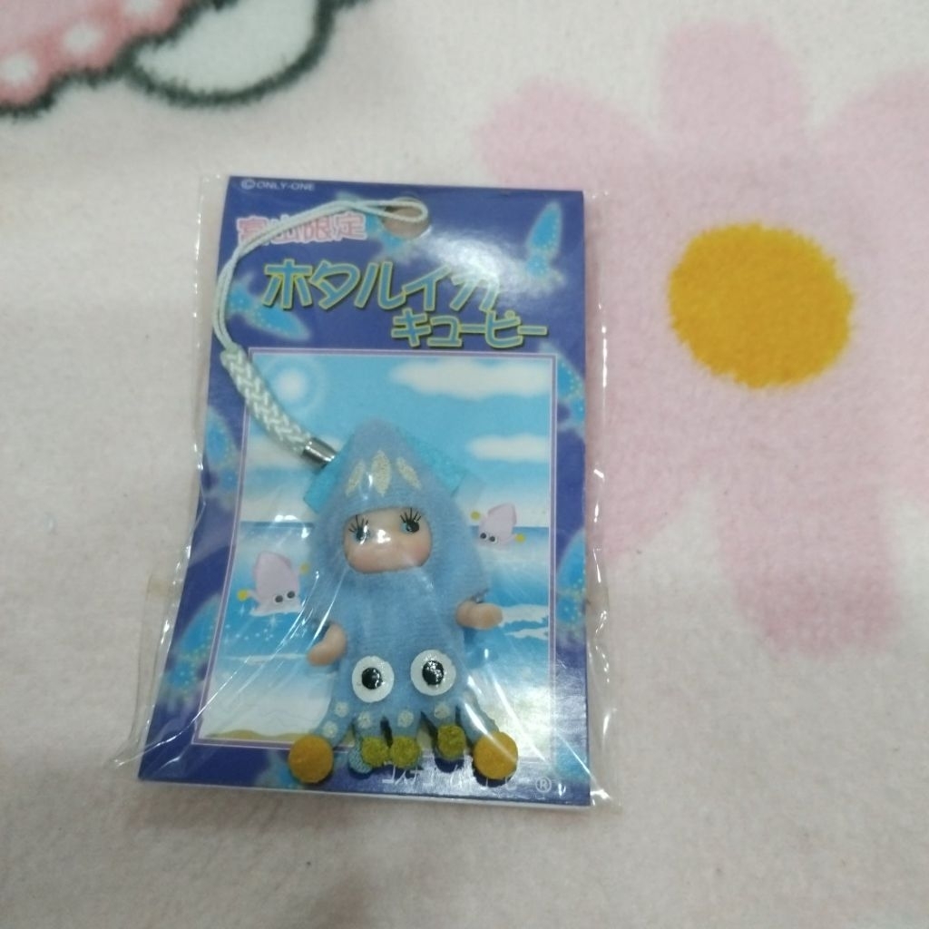 พวงกุญแจคิวพี (Kewpie) รุ่น Hotaruika (หมึกหิ่งห้อย) ซึ่งเป็นสินค้าที่ระลึก "Gotochi Kewpie"