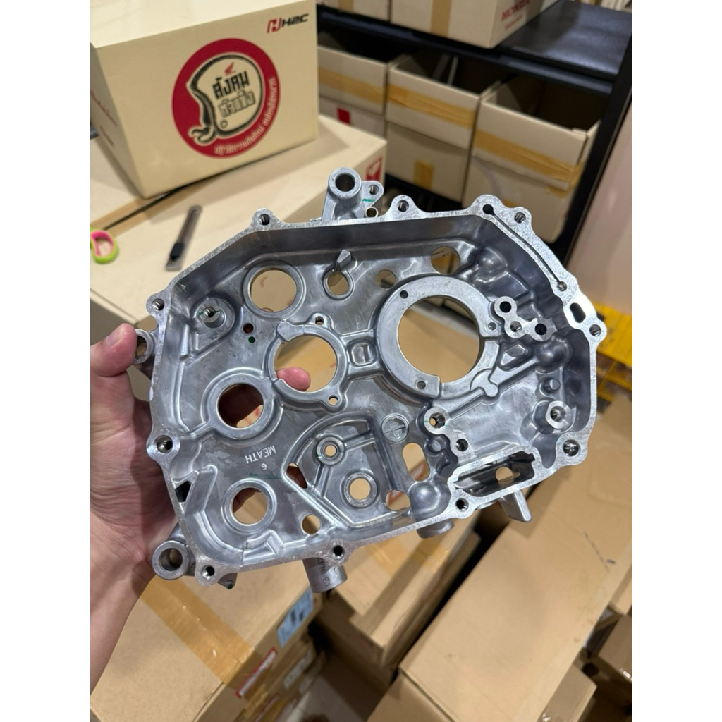 แคร้งข้างขวาเวฟ125Sหัวเถิก/หน้าแหลม 125R 125iไฟเลี้ยวบังลม สตาร์ทมือ แท้เบิกศูนย์ *11100-KPH-900*