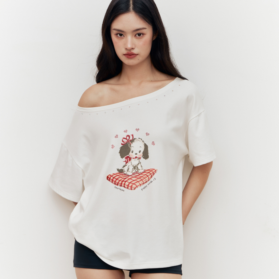 HEARTEYES - OFF SHOULDER TEE - PUPPY | เสื้อยืด ปาดไหล่ ลายน้องหมา