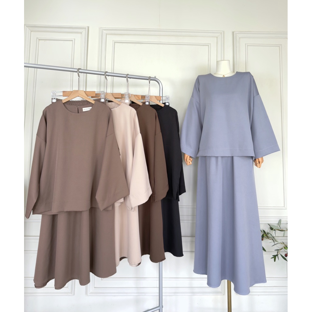 💗 8833 งานป้าย On Fleek ชุดเซท เสื้อโอเวอร์ไซด์ไหล่โสลป มาพร้อมกับกระโปรงบานมีกระเป๋า แมตช์ง่าย #min