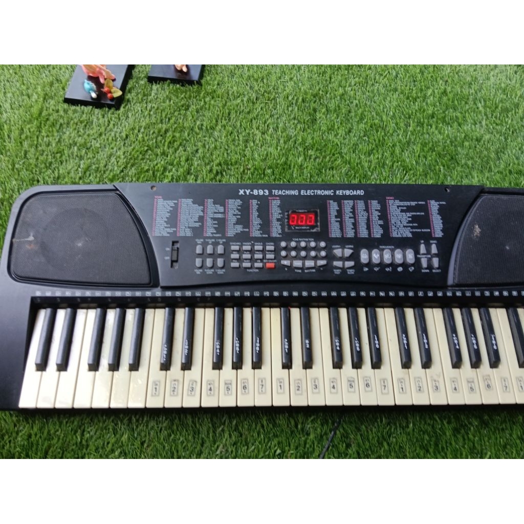 คีย์บอร์ดไฟฟ้า (Electronic Keyboard) นี้คือรุ่น XY-893 ซึ่งออกแบบมาเพื่อการเรียนรู้และการฝึกหัด 