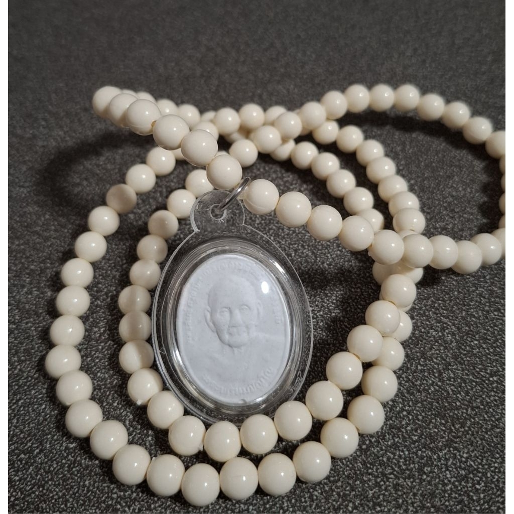สร้อยประคำมงคล 108 เม็ด หลวงปู่ดู่ พระเหนือพรหม กำสวดมนต์ นั่งสมาธิ เข้าพิธีสวดบทจักรพรรดิ์พร้อมหลวง