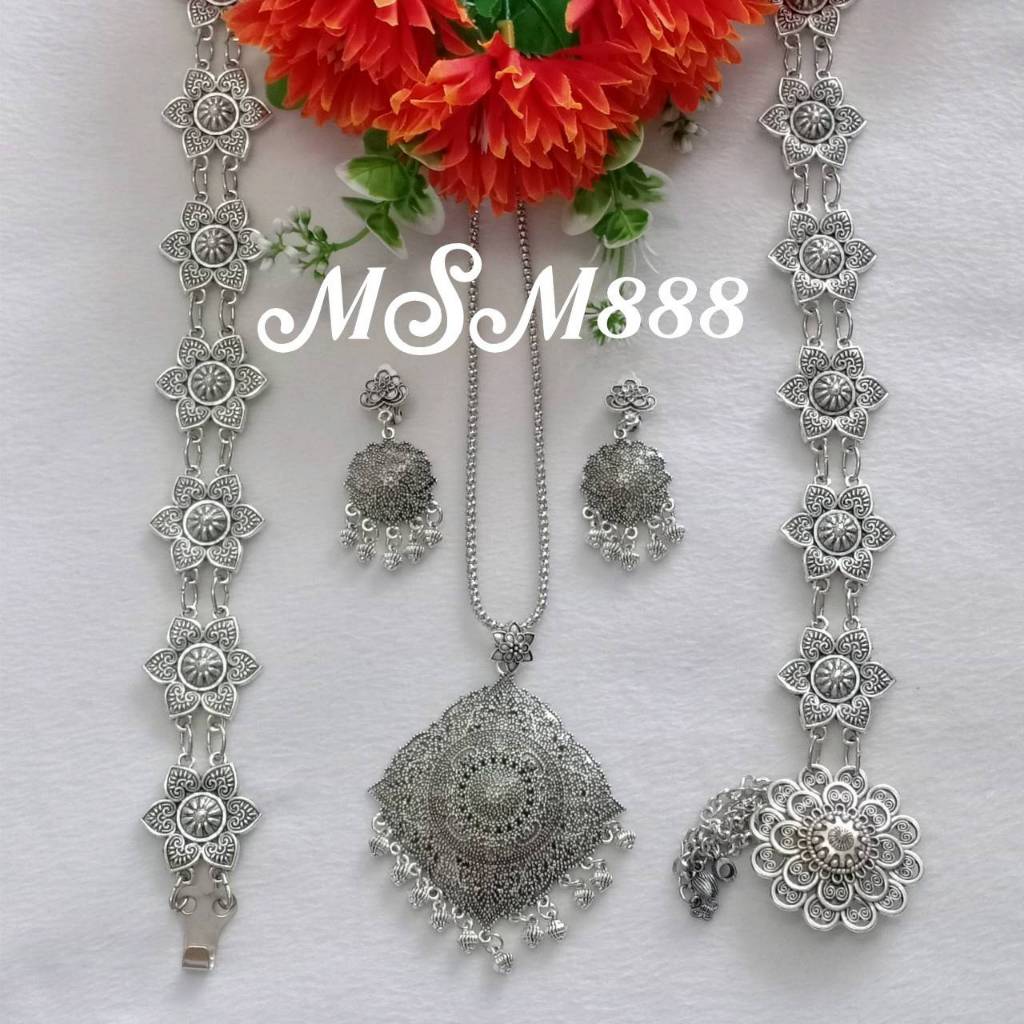 เครื่องประดับชุดไทยเป็นชุดสีรมดำ พร้อมต่างหูใส่คู่กับเข็มขัด   รหัสMM3321