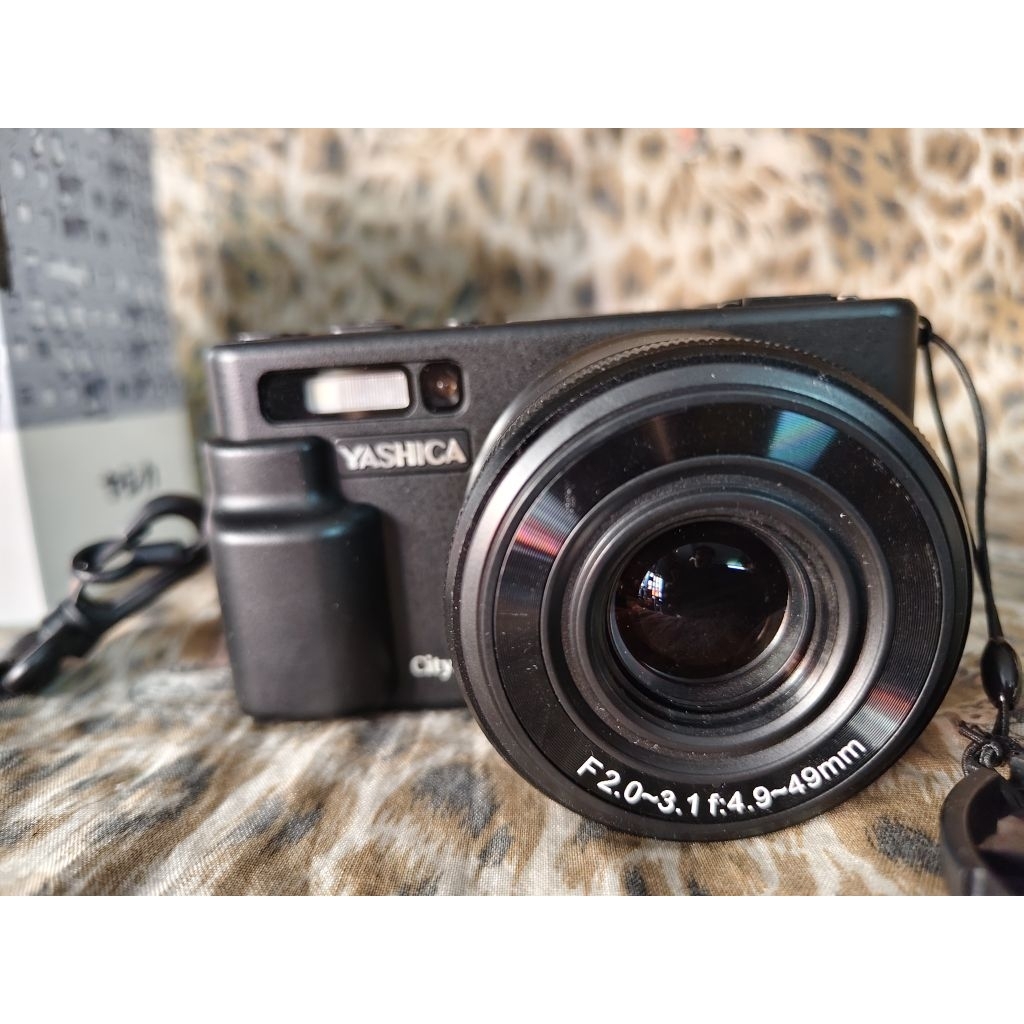 กล้องถ่ายรูป ดิจิทอล yashica city 200 มือสองสภาพ 99%