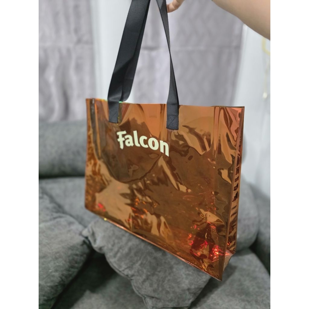 เป็นกระเป๋า Falcon Hologram Bag สีสันสวยเท่ไม่ซ้ำใคร ถือไปไหนก็เด่น ขนาด 10 x 45 x 35 ซม. จุของได้เยอะมาก วัสดุ PVC ราคา ถูกที่สุด ดีลบีเคเค แกลเลอรีภาพที่ 3