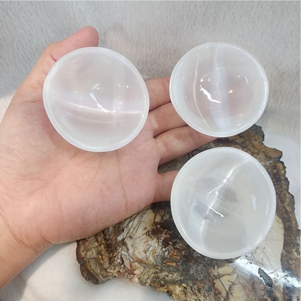 ชามหินเซเลไนต์ ชิ้นละ 250(Selenite Bowl)เซเลไนต์(Selenite)หน้ากว้าง 5.9 ซม.หนา 2.2 ซม.