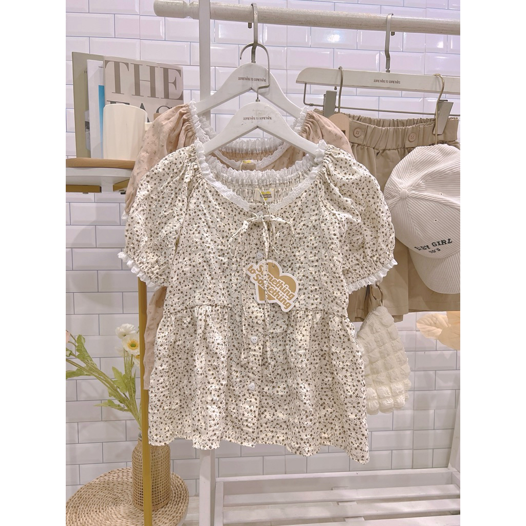 เสื้อแฟชั่นผู้หญิงแขนตุ๊กตาคอแต่งลูกไม้ด้านหน้าติดกระดุมดอกไม้ผูกโบว์ สม๊อกหลัง ผ้าcotton sTN84