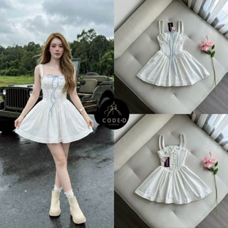 CODE-D มินิเดรสสายเดี่ยวสีขาว ดีเทลแต่งลูกไม้และเชือกผูกโบหน…