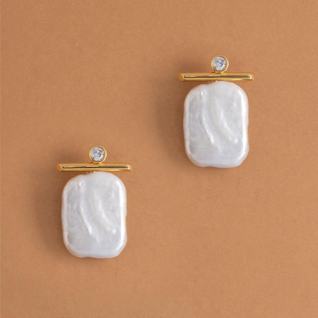 FLAT WHITE PEARL EARRINGS ต่างหูไข่มุกขาว ทรงแบน