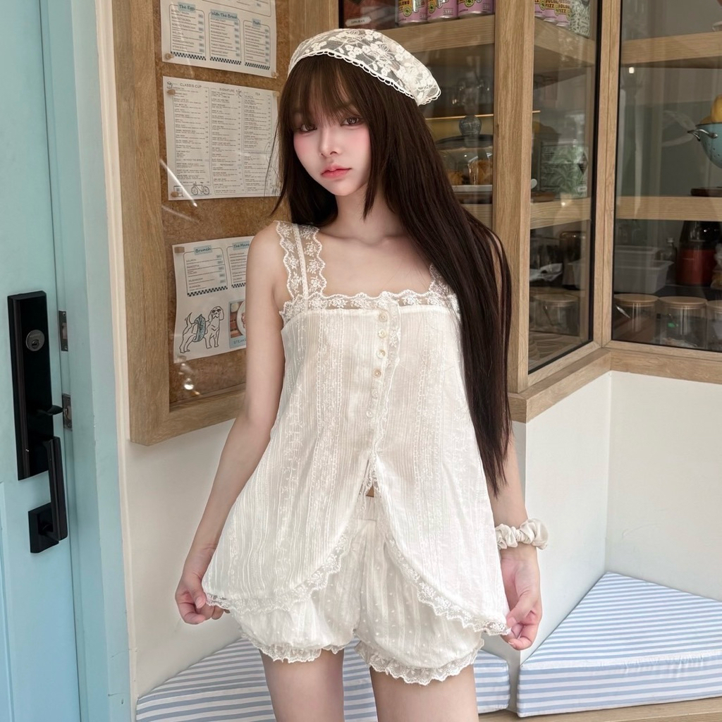 Petite♡︎ Tina top เสื้อสายเดี่ยวแต่งลูกไม้ กระดุมทรงเว้า ผ้ามีดีเทลเหมาะกับซัมเมอร์