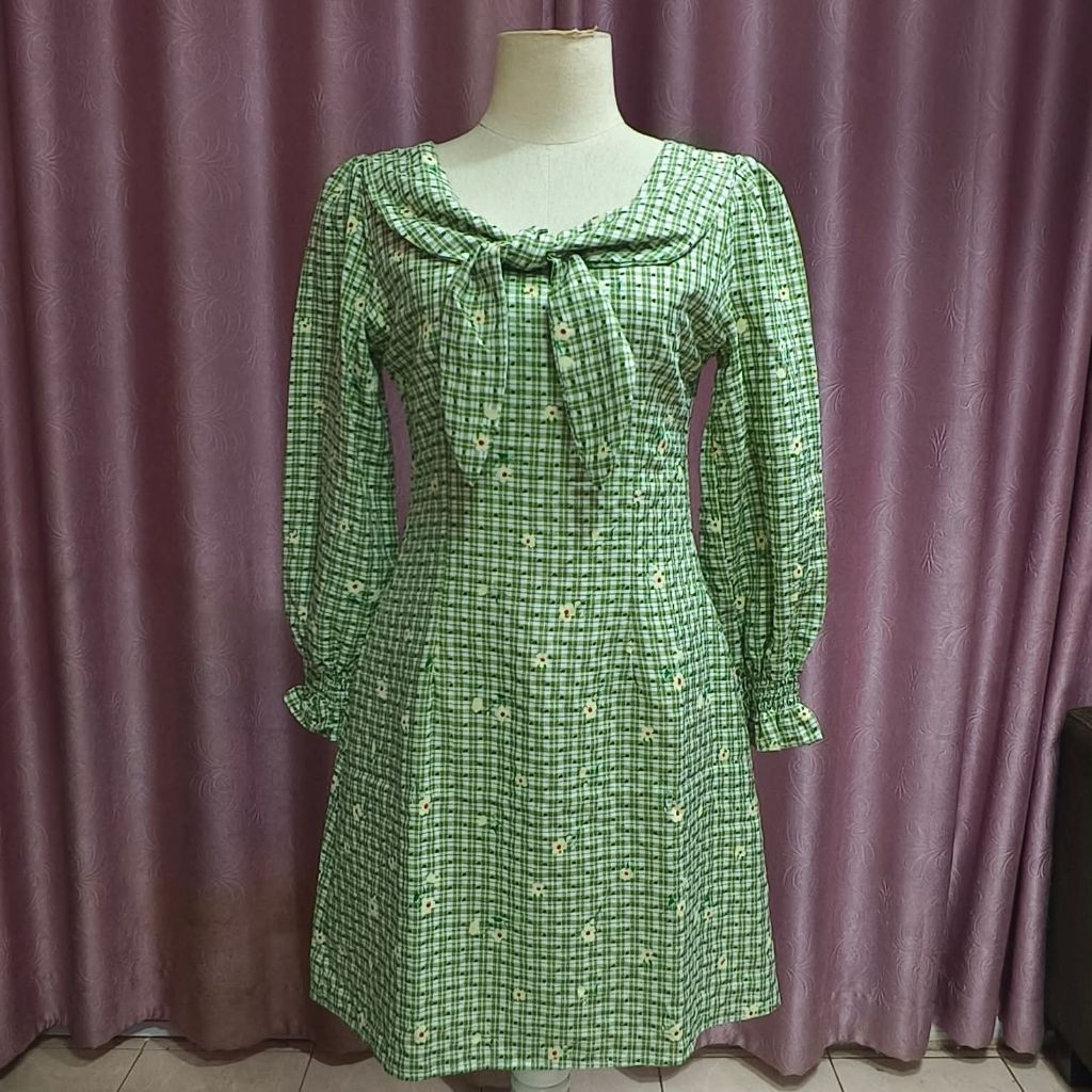 👗 AP STYLE Size : M สีเขียวสดใส แขนยาวปลายแขนจั๊ม