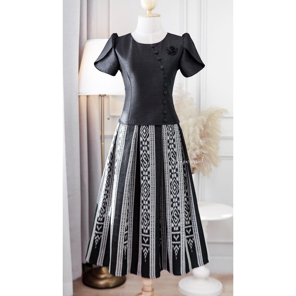 PRAEWARIN (แพร-วรินทร์) เซ็ต เสื้อ+กระโปรงผ้าไทยทอลาย งานพรีเมี่ยม