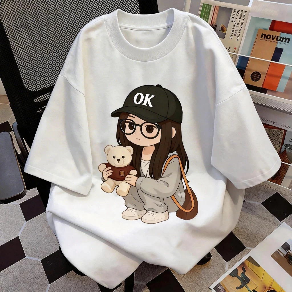 TEE·SHOP🍀 เสื้อยืดโอเวอร์ไซส์ แบบเกาหลีเท่ๆ "Teddy Girl" ลายพิมพ์เหมือนปัก ผ้านิ่มใส่สบาย ส่งปลายทางได้ S-3XL 📦
