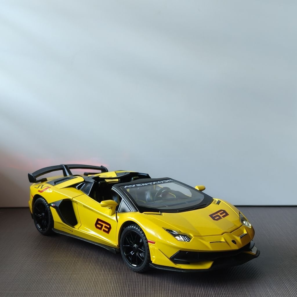 รถโมเดล 1:24 Lamborghini Aventador SVJ Roadster สีเหลือง งานดี ละเอียดสมจริง สีสวย เปิดปิดได้  มีไฟ-