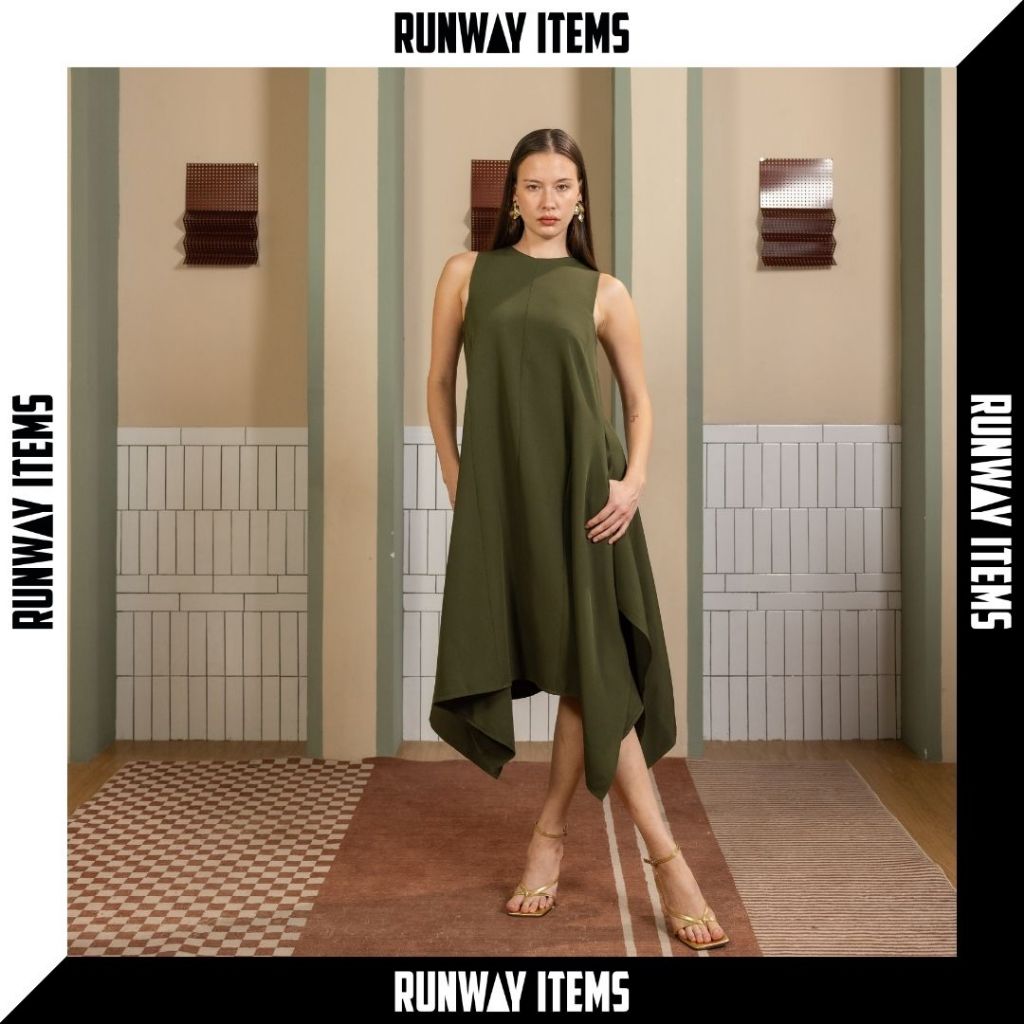 Runway Items | เดรสแขนกุดปีก2ข้าง