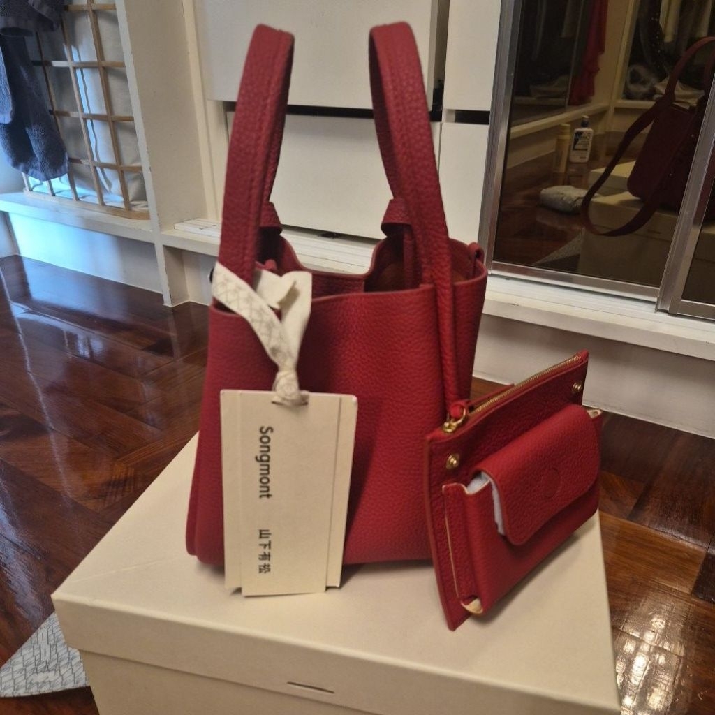 มือสอง Songmont Mini Tote สีแดง หนังแท้ อุปกรณ์ครบ + กระเป๋าใบเล็ก สภาพใหม่มาก
