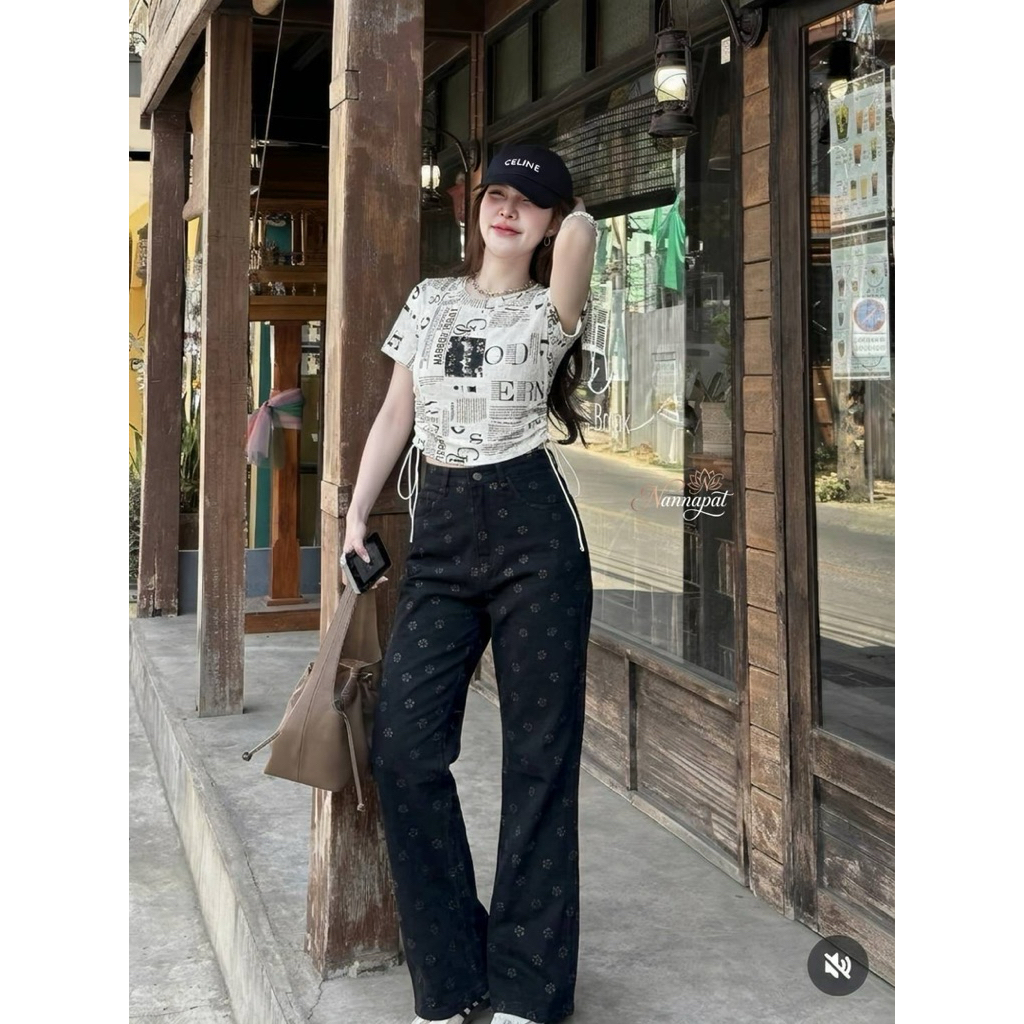 Set 2 ชิ้น เสื้อครอปพิมพ์ลาย เนื้อผ้าที่ตั้งใจแต่งรุ่ยๆ ขาดๆ ด้านข้างมีเชือกรูด+กางเกงยีนส์สีดำทรงขากระบอกเอวสูง