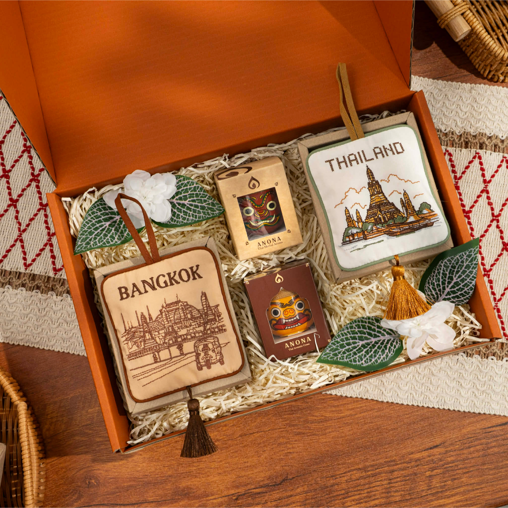THE LAND OF SMILE GIFT SET เซตของขวัญที่ระลึกพรีเมียมรวมสินค้าอโรม่าสำหรับชาวต่างชาติ – โปรปัง