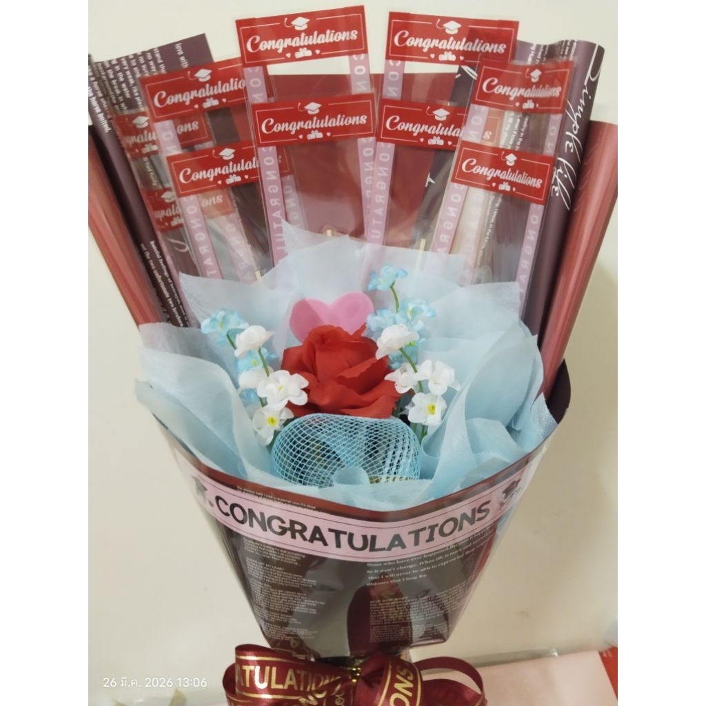 ช่อกุหลาบแดง congratulation ใส่ธนบัตรได้ 10 ใบ