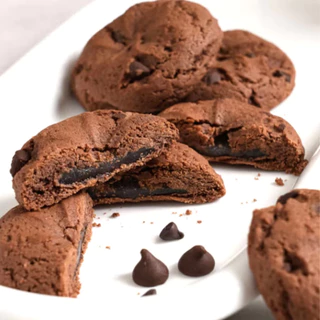 ขนมคุ๊กกี้รสช็อโกแลต ไส้โมจิโรยด้วยช็อกโกแล็ตชิพ Hershey’s Chocolate Chip Mochi Cookies 초콜릿 칩 모찌
