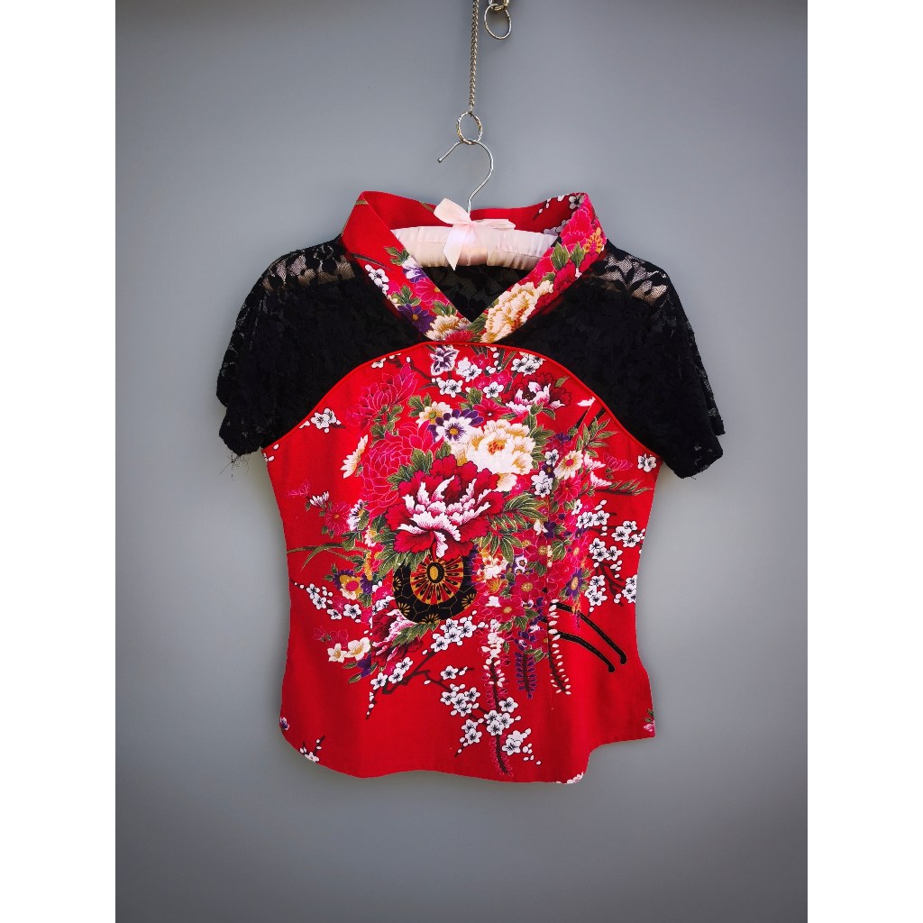A73  เสื้อจีนสีแดง ลูกไม้ซีทรูสีดำ ซิปข้าง (S-M) มือสอง