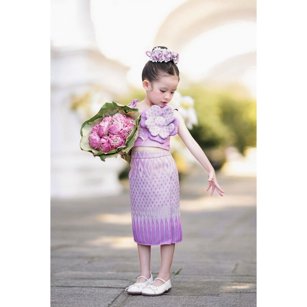 ม า ล า ริ น ท ร์    ละมุนอุ่นไอฝ้าย ลวดลายไทยห่มกายคล้ายผกา ชื่นแจ่มจิตพิศมัยในแววตา งามสง่าดุจบุปผากลางพนา… ราคา ถูกที่สุด ดีลบีเคเค รูปภาพหลัก