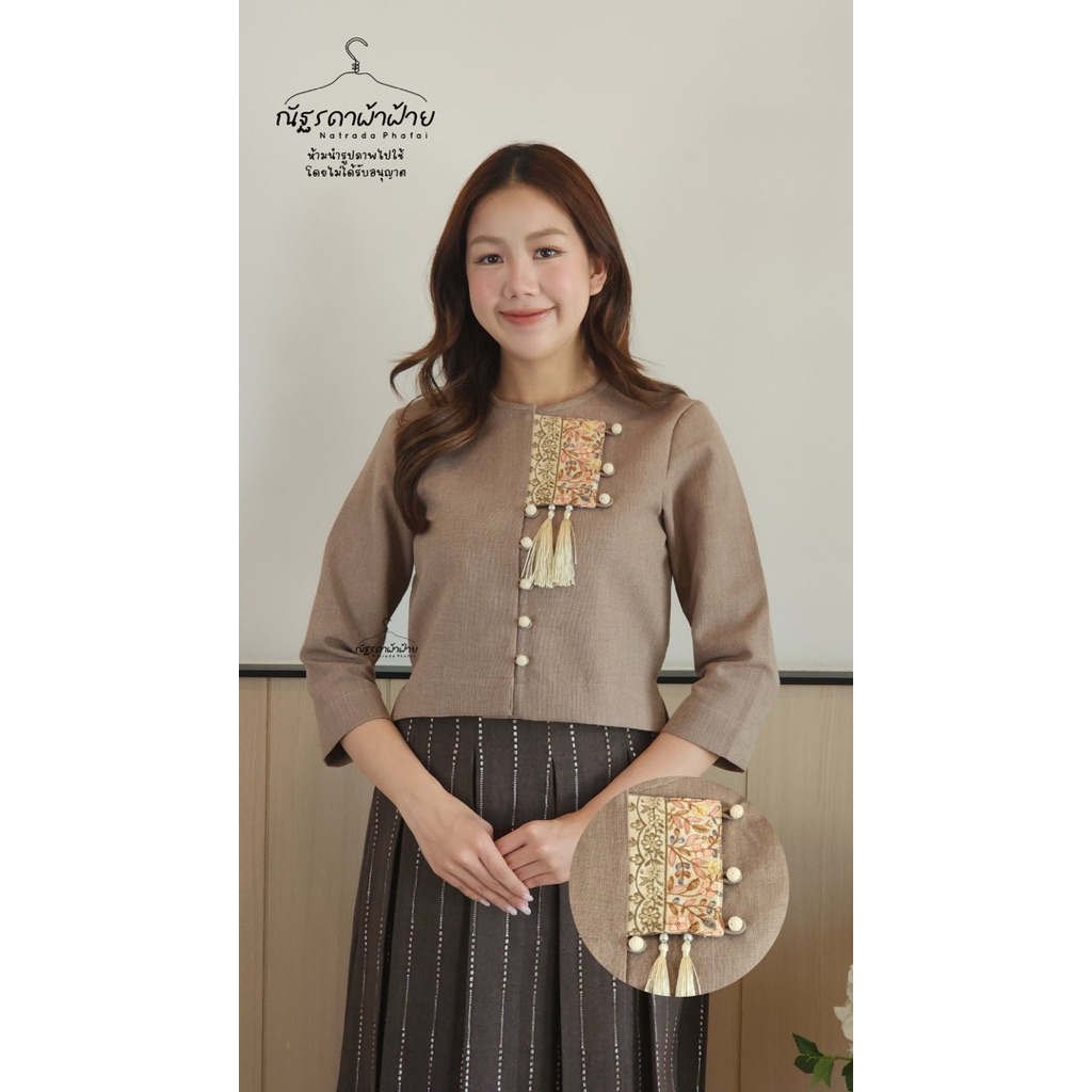 เสื้อคอกลมแต่งเทปติดพู่ อัดกาว