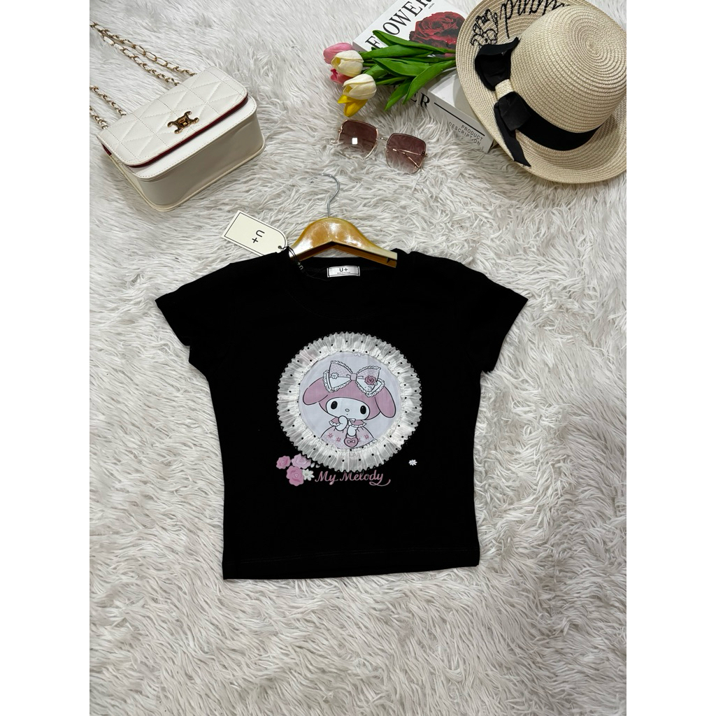 เสื้อแฟชั่นน้องเมโลดี้น้องคิตตี้ปักเพรชอะไหล่ป้ายU+ ราคา ถูกที่สุด ดีลบีเคเค แกลเลอรีภาพที่ 5