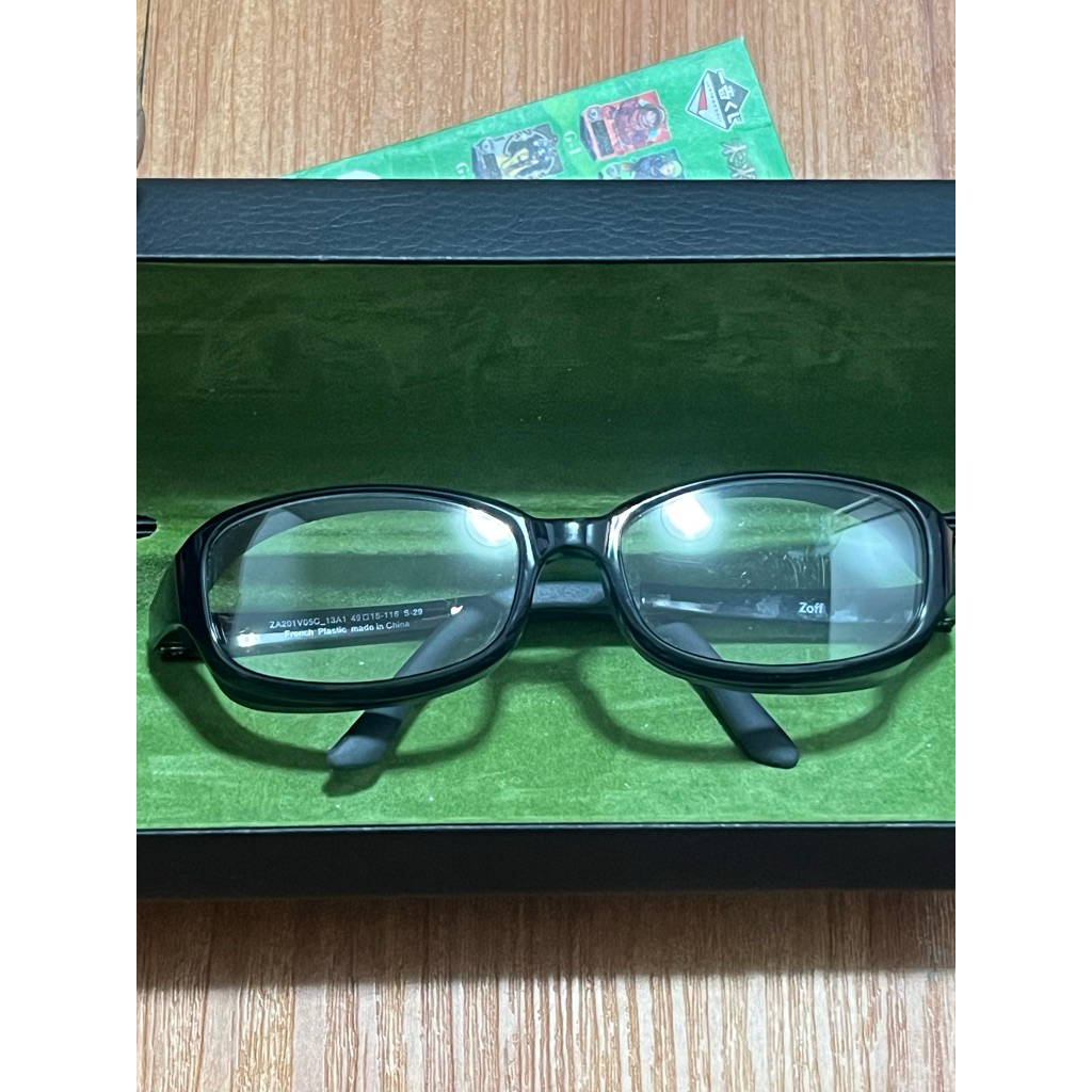 แว่นตาจากแบรนด์ Zoff รุ่น ZA201V05C_13A1 ซึ่งเป็นกรอบแว่นทรงรีสีดำ ผลิตจากวัสดุ French Plastic