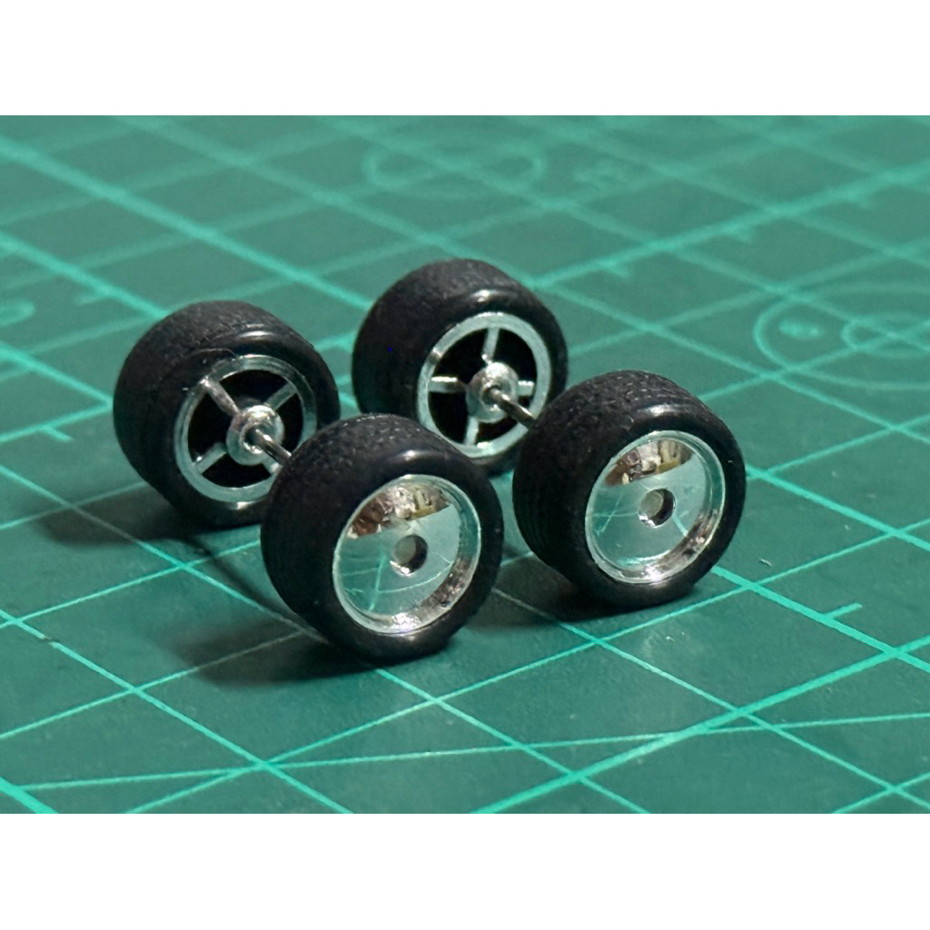 ล้อยาง สำหรับ ปรับแต่ง รถโมเดล 1:64 ล้อ ขนาด ประมาณ 11 MM ลาย กระทะ โครมเมี่ยม แกน สั้นมาก