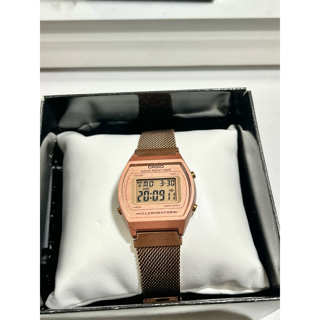 CASIO B640WMR-5A โรสโกลด์ (มือสอง) สภาพดี ใช้งานปกติ มีรอยร้าวเล็กน้อย (ไม่มีผลต่อการใช้งาน)