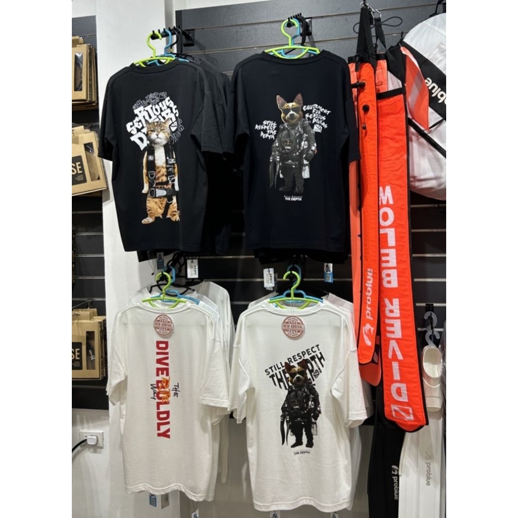 ✨😼 Dive Rite THE SERIOUS CAT oversized T-Shirt - เสื้อยืดโอเว่อร์ไซส์ลายเหมียวดดำน้ำ