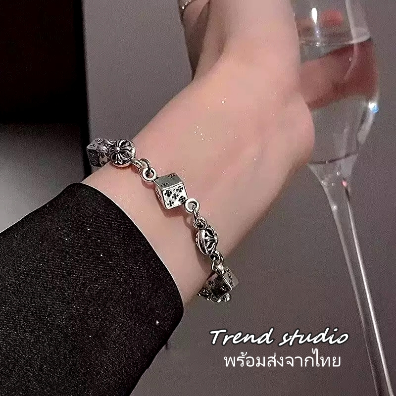 สร้อยข้อมือลูกเต๋ามีสไตล์ การออกแบบมีความแปลกใหม่และทันสมัยมาก สามารถสวมใส่ได้ทั้งชายและหญิง และชุดสร้อยคอ
