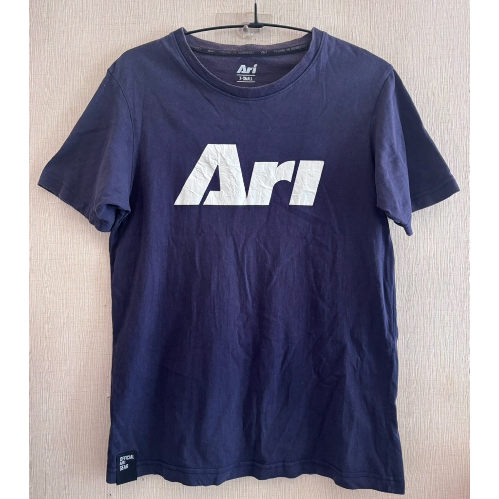 เสื้อยืด Ari มือสอง สภาพใช้งาน + มีตำหนิ size xs