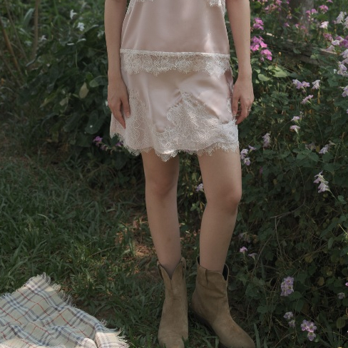 MIST OF RAIN - Allure Skirt กระโปรงสั้น กระโปรงซาตินชายลูกไม้