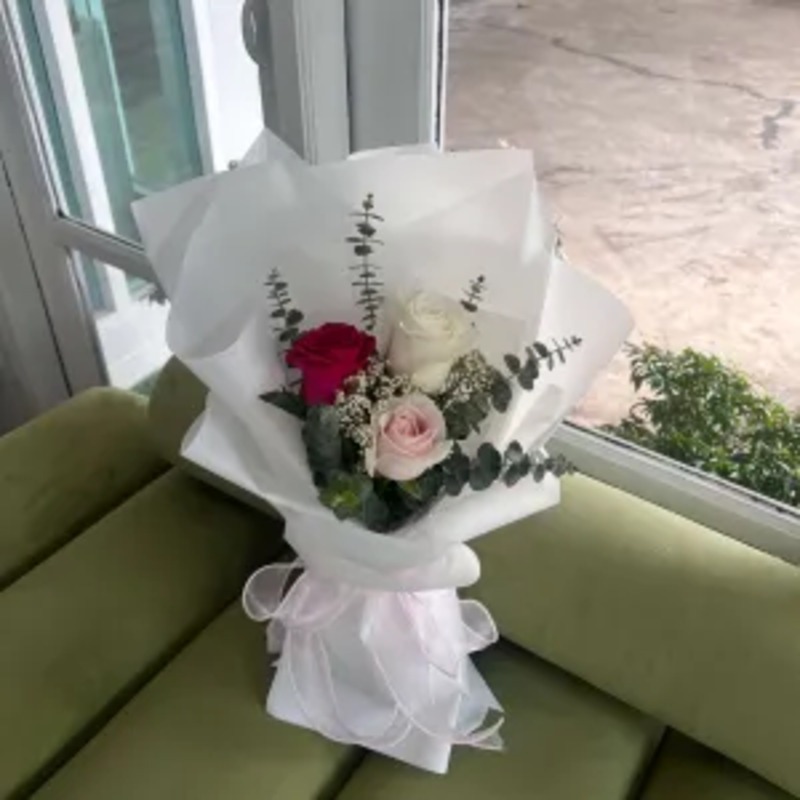 [ สินค้าพร้อมจัดส่งด่วน ] Mini bouquet : 3 mixed roses ช่อดอกไม้สด