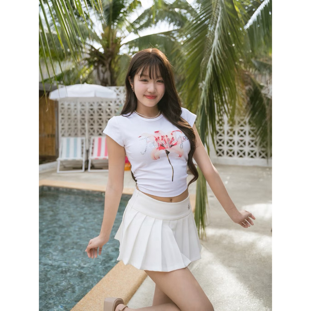 เสื้อยืดสกรีนปักเพชร เนื้อผ้าดี ทรงสวย (used like new) จากร้าน JARINYA.official