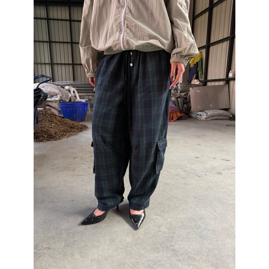 Plaid Pants (Green/Navy) กางเกงลายตาราง เอวยางยืด มีเชือกผูกเอว ตกแต่งกระเป๋าและกระดุม