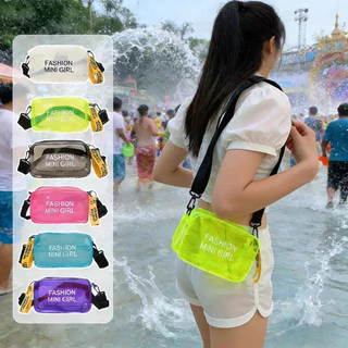 กระเป๋า PVC ใสใบนี้กันน้ำได้ในระดับหนึ่ง และเป็นไอเท็มที่สาวๆ ที่รักแฟชั่นต้องมี สามารถคาดเอวหรือสะพายไหล่ก็ได้ สายสะพาย