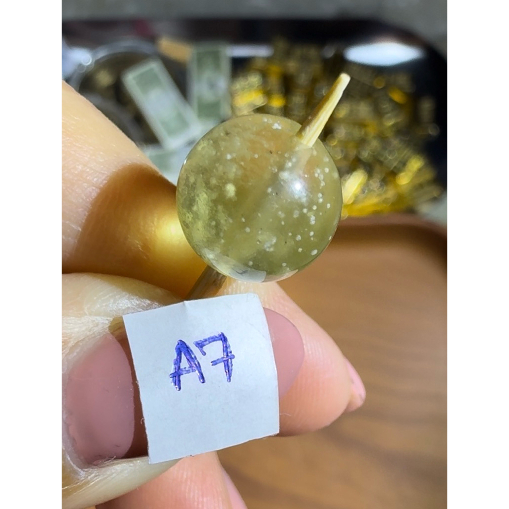 Libyan Desert Glass (แก้วทะเลทรายลิเบีย) (ลูกปัด)Libyan Gold Tektite(ได้ชิ้นที่โพส)