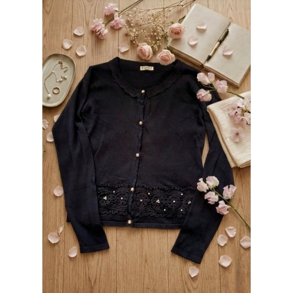 axes femme เสื้อคาดิแกนสีดำ