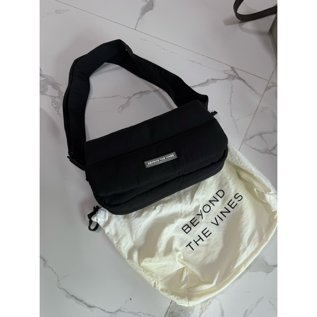 Beyond The Vines รุ่น Pocket Poofy Bag สี Black (มือสอง)