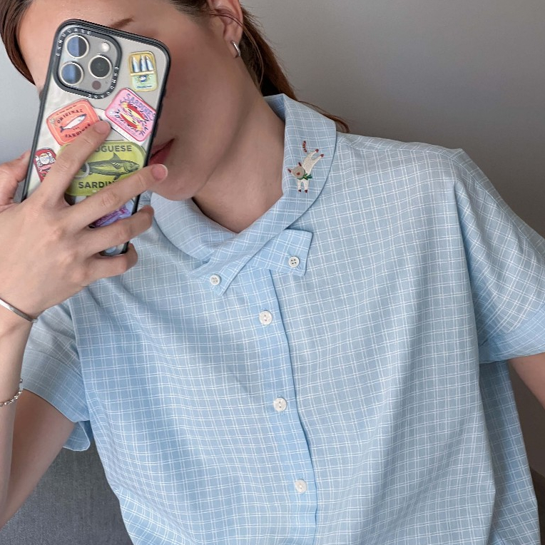 พร้อมส่ง / Kubi-Plus Shirt เสื้อพิมพ์ลายทรงคอไขว้ ปักลายที่ปก