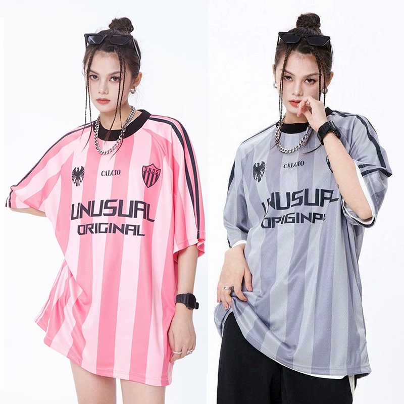 สไตล์อเมริกันวินเทจผู้หญิงลายแขนสั้นพอดีหลวมเสื้อยืด ความเก๋ของเสื้อบอล เสื้อกีฬาลำลอง เสื้อบอลตาข่าย