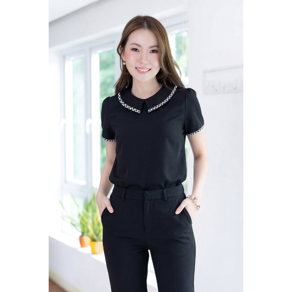 Narinari : MT6610 Point Collar Blouse ผ้าโฟร์เวย์ เสื้อทำงานทรงปกบัวตัดปลายแหลม แขนสั้น แต่งขอบ