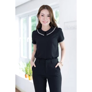 Narinari : MT6610 Point Collar Blouse ผ้าโฟร์เวย์ เสื้อทำงานทรงปกบัวตัดปลายแหลม แขนสั้น แต่งขอบ