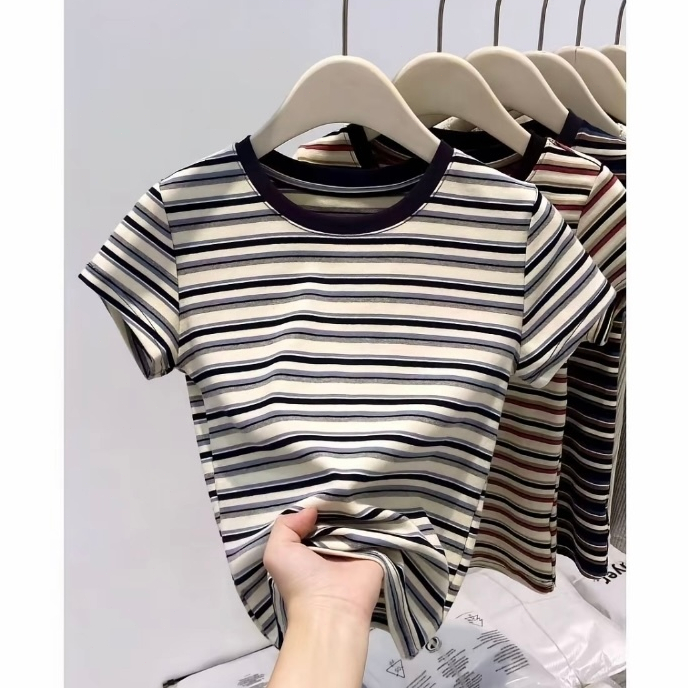 เสื้อยืดแขนสั้นลายทางสไตล์ใหม่สำหรับฤดูร้อน ทรงเข้ารูปช่วงไหล่ตรงช่วยให้ดูผอมเพรียว คอทรงกลม เนื้อผ้าบางเบา เสื้อผู้หญิง