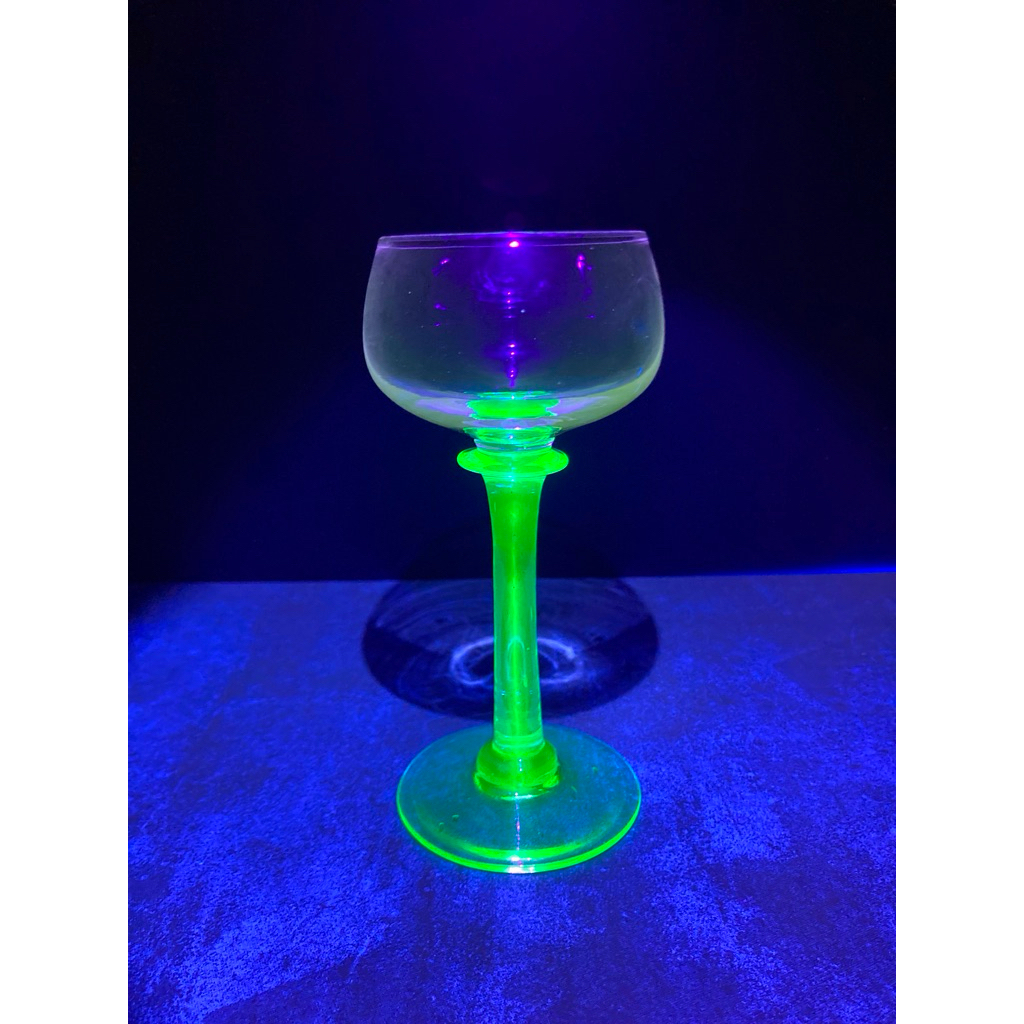 แก้วไวน์ยูเรเนียม สูง 4.9 นิ้ว แก้วสองสี ยุค Mid-Century ไม่มีตำหนิ Uranium Glass สภาพสะสม
